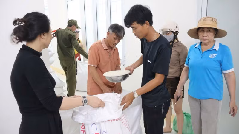 Cấp gạo từ nguồn dự trữ quốc gia hỗ trợ người dân khó khăn tỉnh Đắk Lắk. (Ảnh: CTV)
