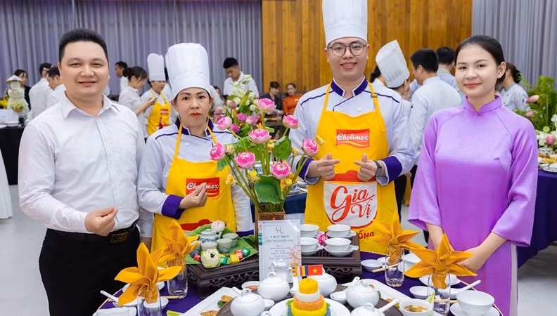 Các đội thi vào bếp chế biến món ăn tại thi năm nay.