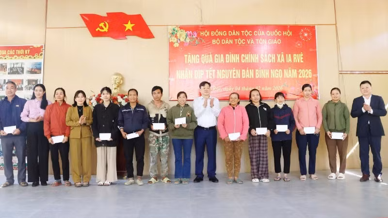 Phó Chủ tịch Thường trực Hội đồng Dân tộc của Quốc hội Hoàng Duy Chinh tặng quà cho các gia đình có hoàn cảnh khó khăn sinh sống trên địa bàn xã Ia Rvê. (Ảnh: Djuang Niê).