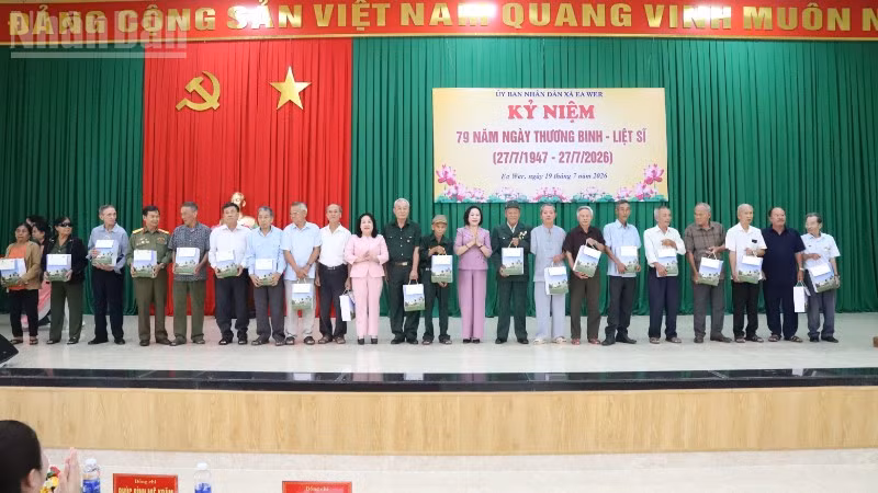 Phó Chủ tịch Quốc hội Nguyễn Thị Thanh và đồng chí Cao Thị Hòa An, Ủy viên Trung ương Đảng, Phó Bí thư Thường trực Tỉnh ủy, Chủ tịch Hội đồng nhân dân tỉnh Đắk Lắk trao tặng các suất quà tri ân cho các cán bộ tiền khởi nghĩa, các thương binh, bệnh binh, thân nhân liệt sĩ và người có công với cách mạng trên địa bàn các xã Ea Wer, Ea Nuôl và xã Buôn Đôn.