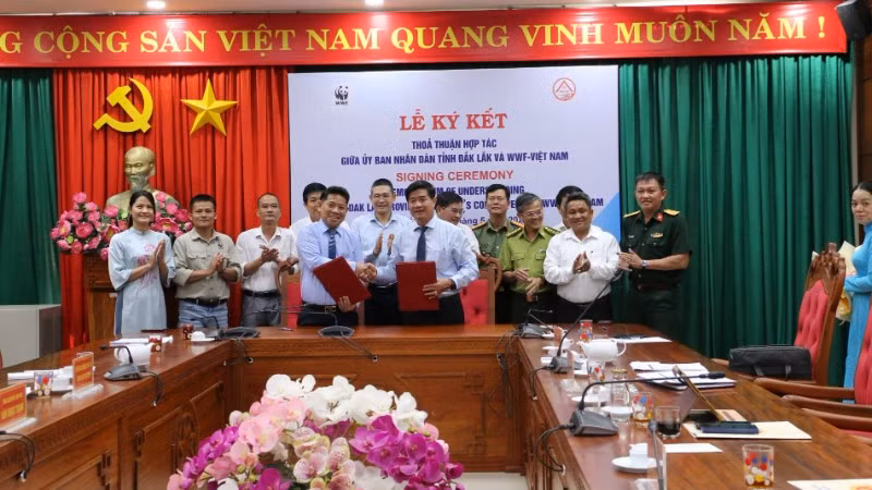 Lãnh đạo Ủy ban nhân dân tỉnh Đắk Lắk và Văn phòng đại diện Tổ chức quốc tế về Bảo tồn thiên nhiên tại Việt Nam ký kết thỏa thuận hợp tác về quản lý, bảo tồn tài nguyên thiên nhiên, đa dạng sinh học và phát triển bền vững trên địa bàn tỉnh.