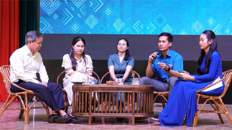Các đại biểu biểu tham gia chương trình Tọa đàm với chủ đề: “Thanh niên dân tộc thiểu số khởi nghiệp, phát triển kinh tế trong kỷ nguyên công nghệ”.