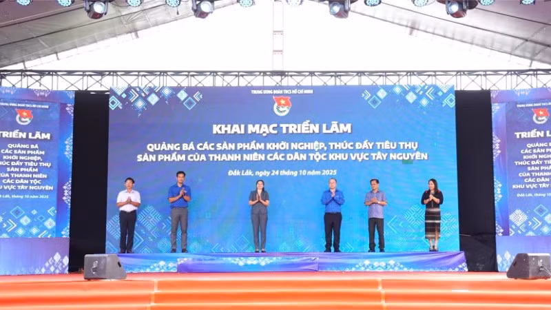 Khai mạc triển lãm gian hàng, quảng bá các sản phẩm khởi nghiệp, thúc đẩy tiêu thụ sản phẩm của thanh niên các dân tộc khu vực Tây Nguyên. 