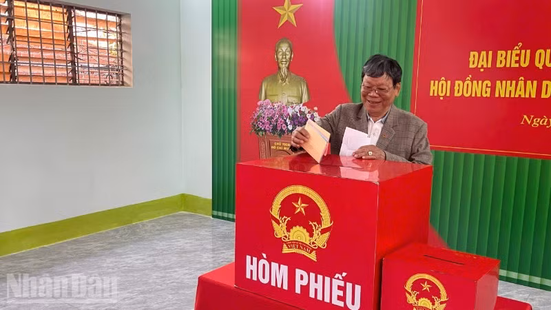 Cử tri khu vực bỏ phiếu số 24, Tổ dân phố 1, 6 Tân Thành, phường Buôn Ma Thuột phấn khởi khi bỏ phiếu.