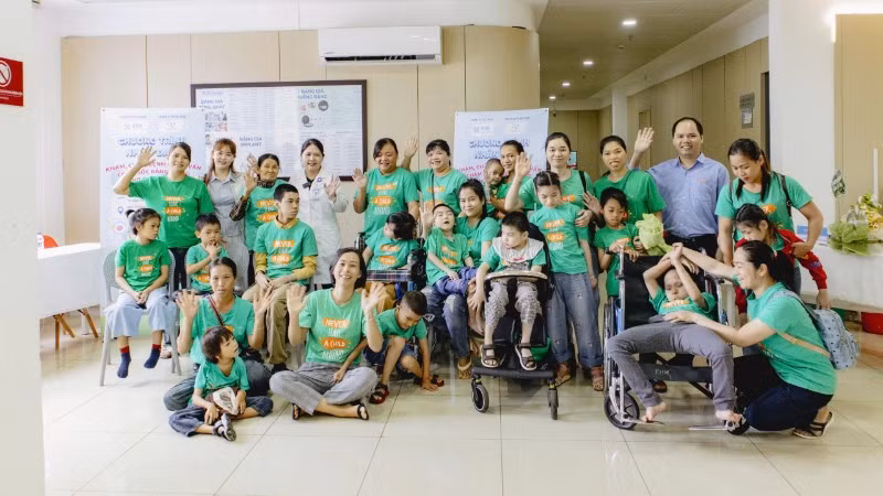 Các gia đình có con bị bại não đưa đến tham dự chương trình.