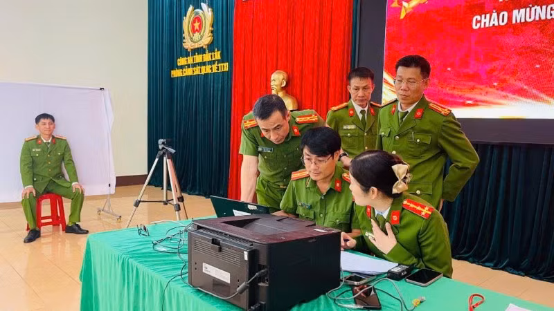 Phòng Cảnh sát Quản lý hành chính về trật tự xã hội, Công an tỉnh Đắk Lắk triển khai công tác cấp đổi thẻ đảng viên gắn chip.