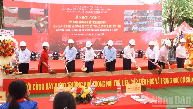 Phó Thủ tướng Mai Văn Chính và các đại biểu động thổ khởi công Trường phổ thông nội trú liên cấp tiểu học và trung học cơ sở Ia Rvê.