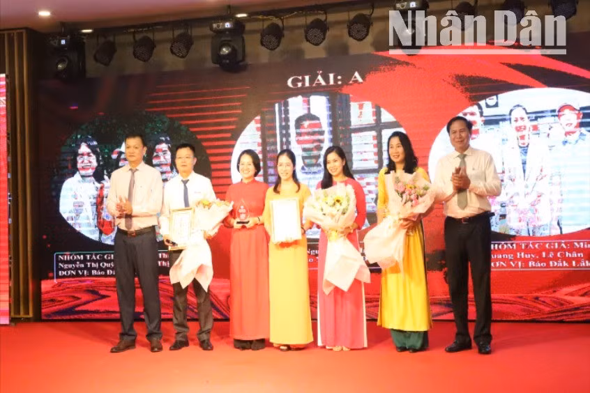 Lãnh đạo Ủy ban nhân dân thành phố Buôn Ma Thuột trao giải cho các tác giả đạt giải A.