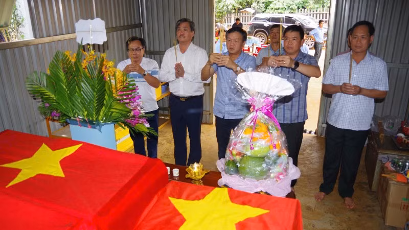 Ban Chỉ đạo 515 tỉnh Đắk Lắk dâng hoa, dâng hương hài cốt liệt sĩ quy tập mùa khô 2025-2026 tại Đội K51.