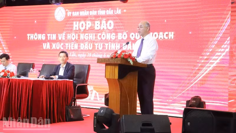 Phó Chủ tịch Ủy ban nhân dân tỉnh Đắk Lắk Trương Công Thái phát biểu tại buổi họp báo.