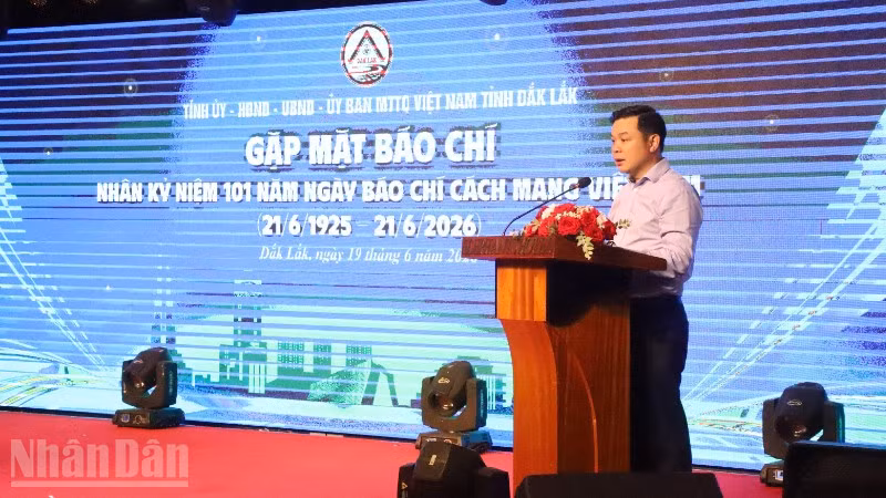 Chủ tịch Ủy ban nhân dân tỉnh Đắk Lắk Đỗ Hữu Huy phát biểu tại buổi gặp mặt.