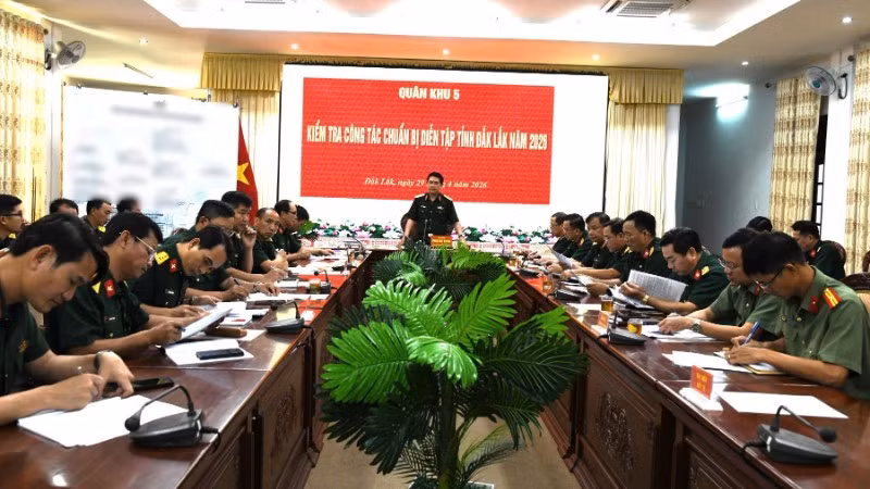 Đoàn công tác Quân khu 5 làm việc với Bộ Chỉ huy Quân sự tỉnh và các lực lượng chức năng về công tác chuẩn bị diễn tập khu vực phòng thủ kết hợp diễn tập phòng thủ dân sự tỉnh Đắk Lắk năm 2026. 