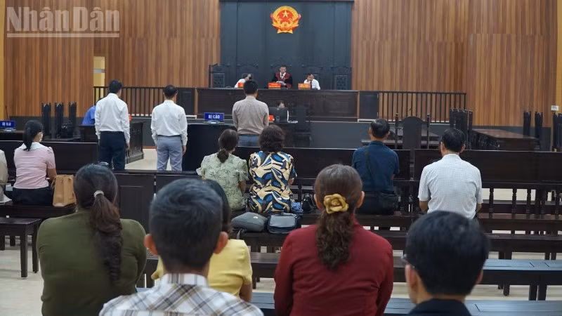 Hội đồng xét xử tuyên án.