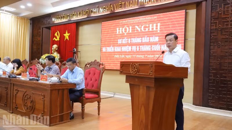 Chủ tịch Ủy ban nhân dân tỉnh Đắk Lắk Đỗ Hữu Huy phát biểu tại hội nghị.