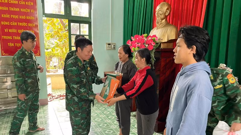 Đại tá Đỗ Quang Thấm, Phó Chính ủy Bộ Chỉ huy Quân sự tỉnh Đắk Lắk kiêm Chính ủy Ban Chỉ huy Bộ đội Biên phòng tỉnh tặng quà cho nhân dân vùng lũ.
