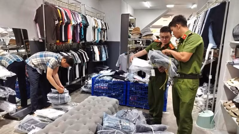 Lực lượng Công an kiểm tra các sản phẩm hàng hóa có dấu hiệu xâm phạm quyền sở hữu công nghiệp.