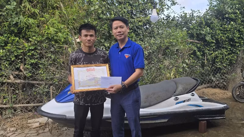 Anh Lương Minh Tùng, Phó Chủ tịch Ủy ban Mặt trận Tổ quốc Việt Nam tỉnh, Bí thư Tỉnh đoàn Đắk Lắk trao tặng Bằng khen của Ban Chấp hành Tỉnh đoàn Đắk Lắk cho anh Nguyễn Văn Minh. 