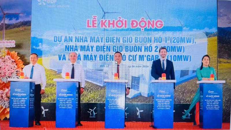 Các đại biểu nhấn nút khởi động các dự án Nhà máy Điện gió Buôn Hồ 1, Buôn Hồ 2 và Cư M’gar 2.