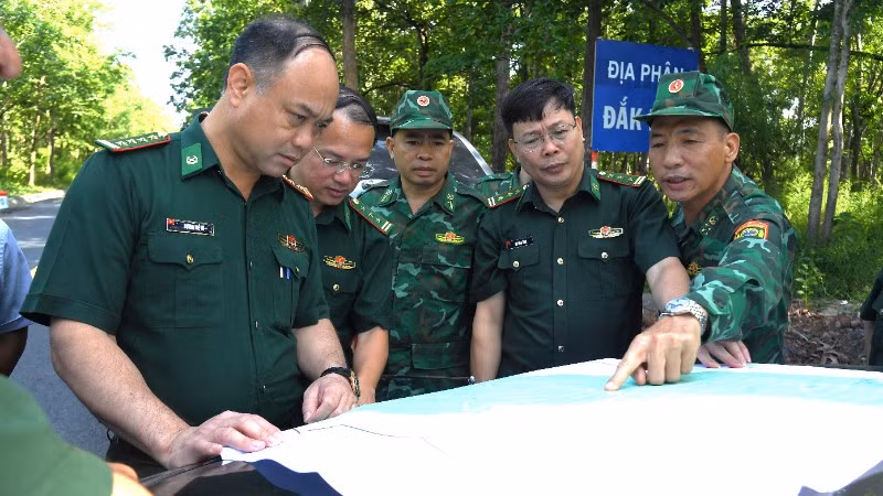 Đoàn công tác nghiên cứu bản đồ, khảo sát các địa điểm xây dựng kè sông, suối biên giới tại khu vực biên giới Đắk Lắk-Mondulkiri.
