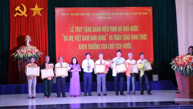 Thừa ủy quyền của Chủ tịch nước, đồng chí Lương Nguyễn Minh Triết, Bí thư Tỉnh ủy Đắk Lắk và đồng chí Cao Thị Hòa An, Phó Bí thư Thường trực Tỉnh ủy, Chủ tịch Hội đồng nhân dân tỉnh đã trao danh hiệu Bà mẹ Việt Nam Anh hùng cho thân nhân các Mẹ.
