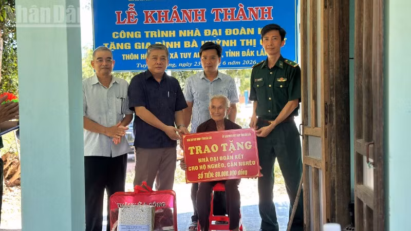 Đại diện Ban Chỉ huy Bộ đội Biên phòng tỉnh Đắk Lắk và cấp ủy chính quyền địa phương trao biểu trưng hỗ trợ 80 triệu đồng tặng gia đình bà Chút.