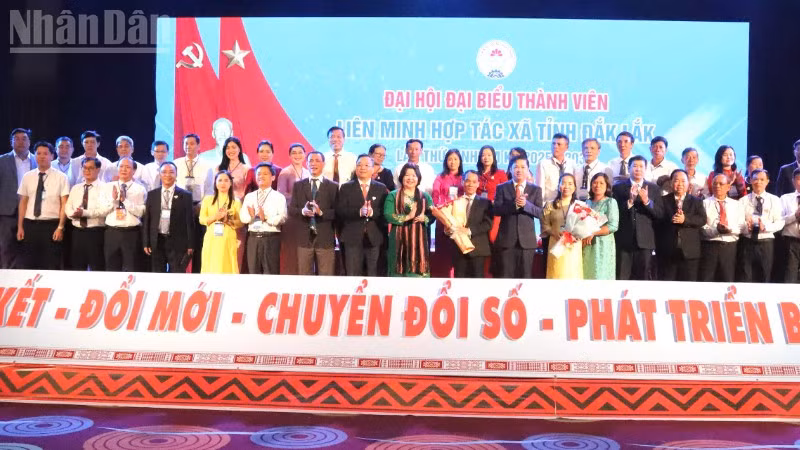 Lãnh đạo Liên minh Hợp tác xã Việt Nam và Tỉnh ủy Đắk Lắk tặng hoa chúc mừng Ban Chấp hành Liên minh Hợp tác xã tỉnh Đắk Lắk nhiệm kỳ 2025-2030.