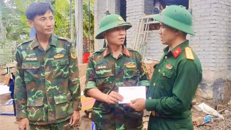 Đại tá Trần Quang Tâm, Phó Chỉ huy trưởng Bộ Chỉ huy Quân sự tỉnh thăm, động viên và tặng quà các lực lượng đang trực tiếp tham gia xây dựng, sửa chữa nhà ở cho nhân dân trong “Chiến dịch Quang Trung” tại xã Hòa Thịnh. Ảnh: CTV.