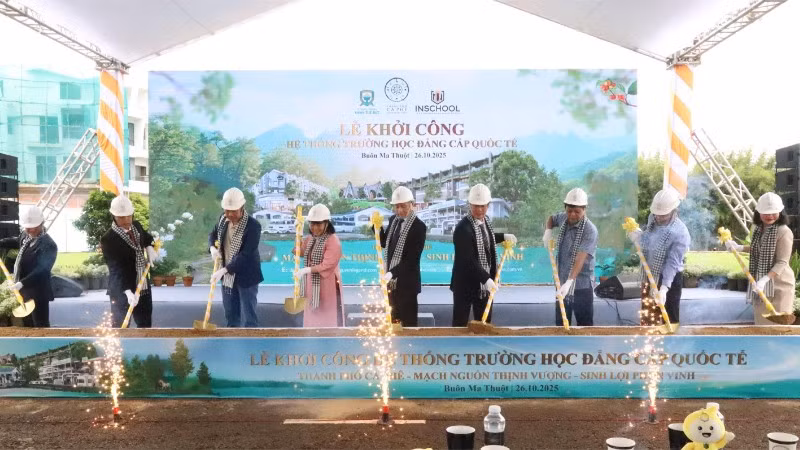 Các đại biểu động thể khởi công hệ thống trường học tiêu chuẩn quốc tế tại khu đô thị Thành phố Cà-phê thuộc phường Buôn Ma Thuột, tỉnh Đắk Lắk.