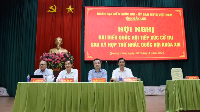 Đoàn đại biểu Quốc hội tỉnh Đắk Lắk đã buổi gặp gỡ, tiếp xúc, báo cáo kết quả kỳ họp với cử tri trong tỉnh. 