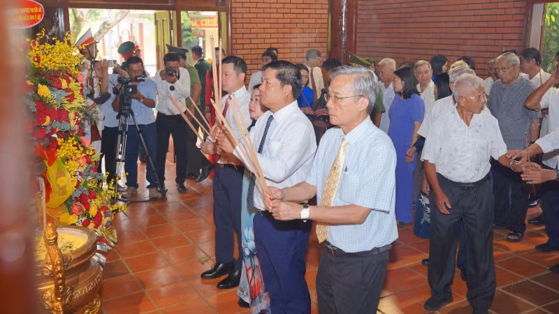 Các đồng chí lãnh đạo tỉnh Đắk Lắk dâng hương tưởng nhớ, tri ân công lao to lớn của Chủ tịch Hồ Chí Minh.