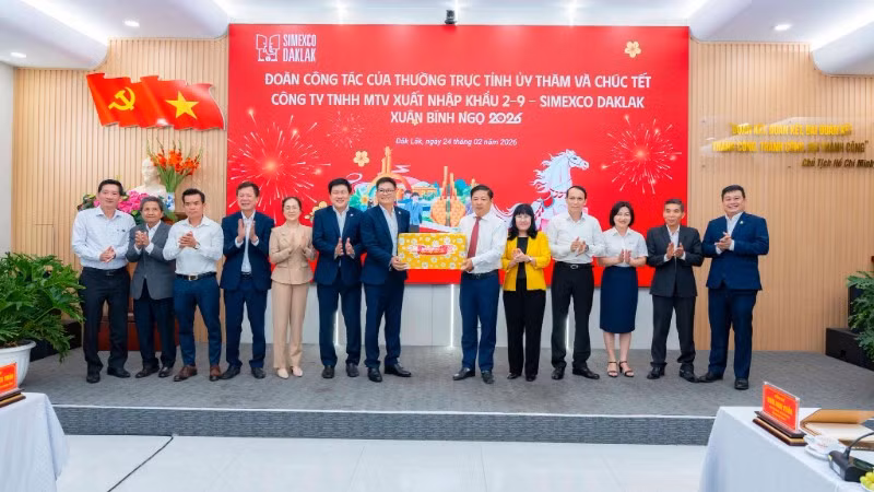 Bí thư Tỉnh ủy Đắk Lắk Lương Nguyễn Minh Triết và đoàn công tác tặng quà cho Simexco Daklak.