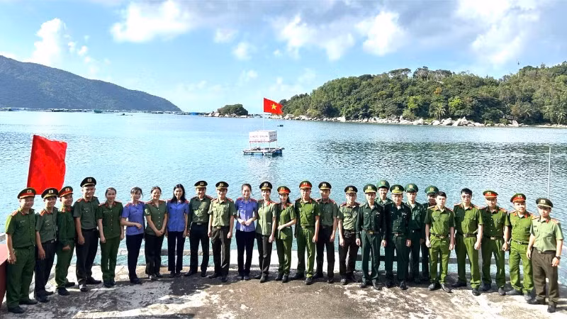 Cán bộ, đoàn viên, thanh niên các đơn vị tham gia chương trình hành quân về nguồn địa chỉ đỏ di tích "Tàu không số Vũng Rô".