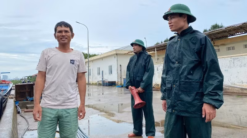 Cán bộ, chiến sĩ Đồn Biên phòng Tuy Hòa tuyên truyền, vận động nhân dân chằng chống nhà cửa, neo đậu tàu thuyền an toàn.