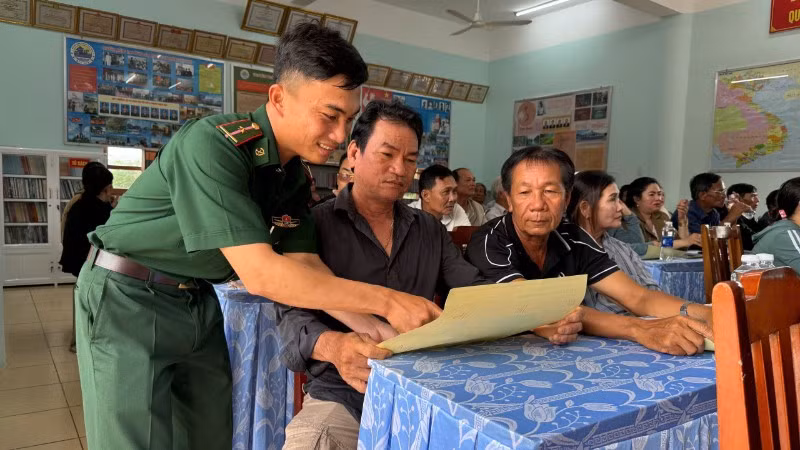 Cán bộ Đồn Biên phòng Tuy Hòa tuyên truyền về an ninh, an toàn đường ống dẫn khí biển năm 2025.