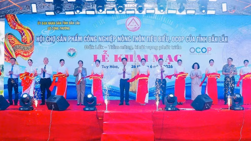 Các đồng chí lãnh đạo tỉnh Đắk Lắk cắt băng khai mạc hội chợ.