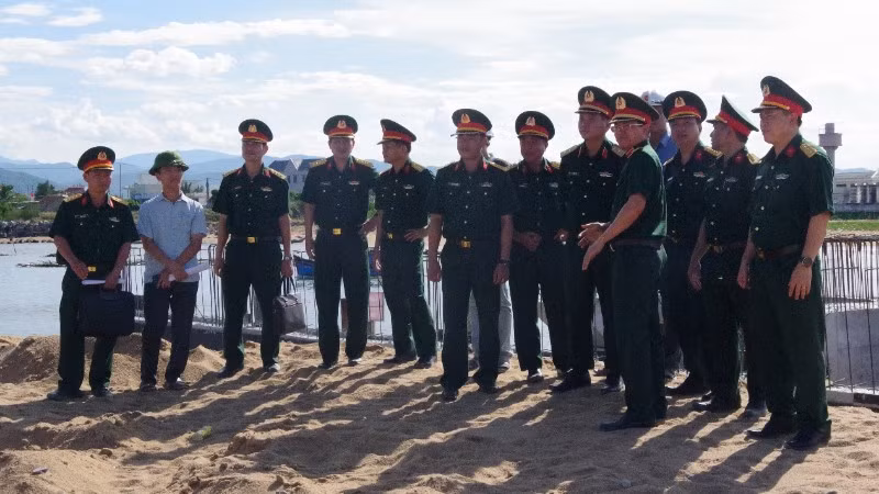 Đoàn công tác kiểm tra tiến độ thi công tại công trường.