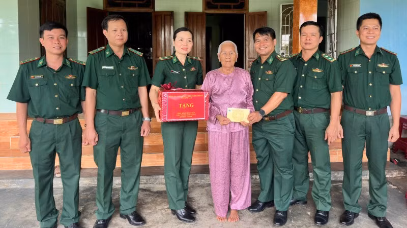 Hội Phụ nữ Ban Chỉ huy Bộ đội Biên phòng tỉnh Đắk Lắk tham gia tặng quà tri ân Mẹ Việt Nam Anh hùng và người có công với cách mạng.