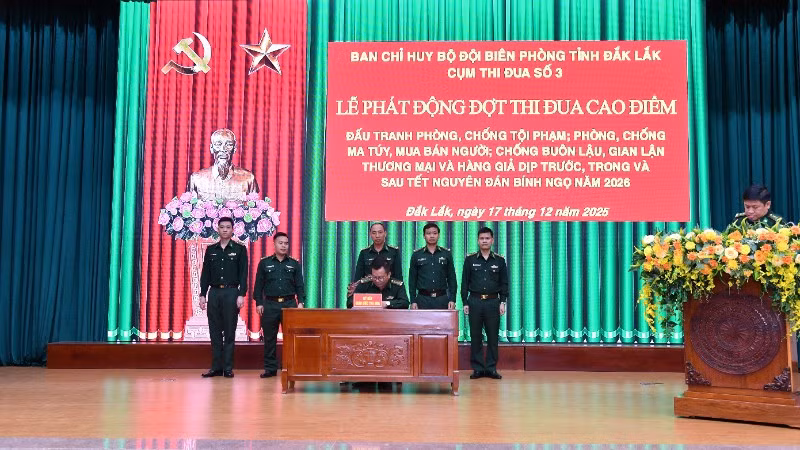 Đại diện các đơn vị ký kết thi đua.