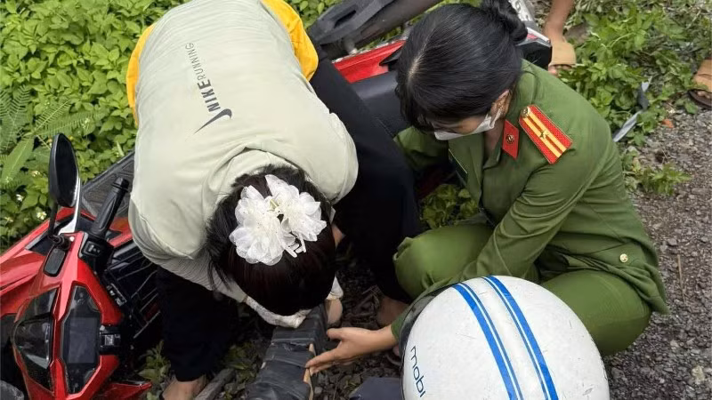 Các cán bộ, chiến sĩ Phòng Cảnh sát quản lý hành chính về trật tự xã hội, Công an tỉnh Đắk Lắk và cán bộ Văn phòng Ủy ban nhân dân xã Hòa Phú kịp thời cứu giúp người phụ nữ bị tai nạn.