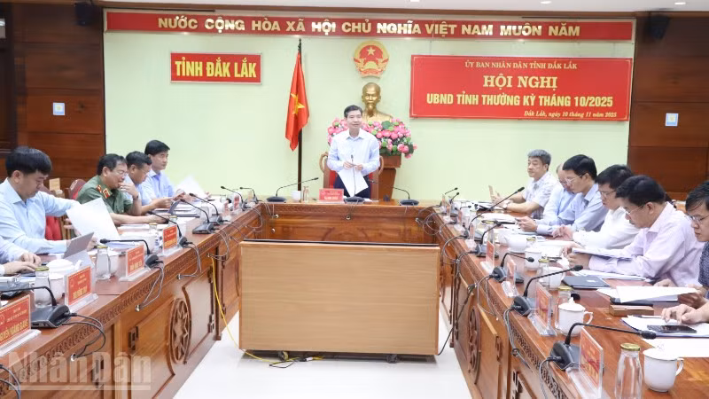 Chủ tịch Ủy ban nhân dân tỉnh Đắk Lắk Tạ Anh Tuấn đánh giá về những thiệt hại do cơn bão số 13 gây ra trên địa bàn tỉnh tại phiên họp thường kỳ tháng 10/2025 của Ủy ban nhân dân tỉnh.