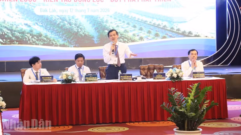 Phó Giáo sư, Tiến sĩ Đoàn Minh Huấn, Ủy viên Bộ Chính trị, Giám đốc Học viện Chính trị quốc gia Hồ Chí Minh và các đồng chí chủ trì hội thảo.