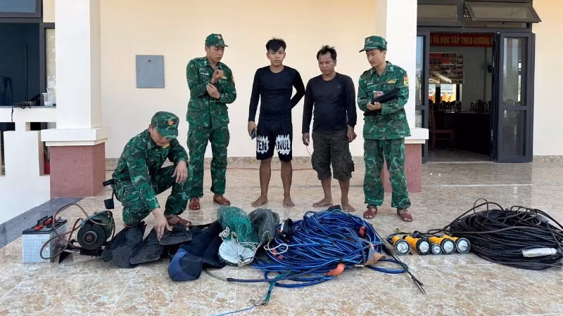 Đồn Biên phòng Hòa Hiệp Nam lập biên bản vi phạm hành chính và tịch thu tang vật vi phạm.