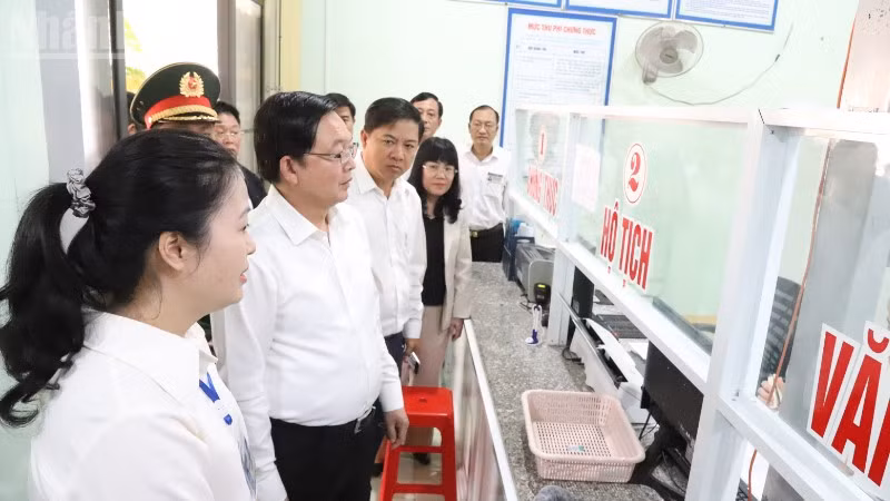 Phó Thủ tướng Hồ Quốc Dũng kiểm tra tại Trung tâm phục vụ hành chính công xã Ea Bung.