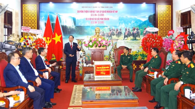Phó Chủ tịch Quốc hội Trần Quang Phương làm việc với Bộ Chỉ huy quân sự tỉnh Đắk Lắk.