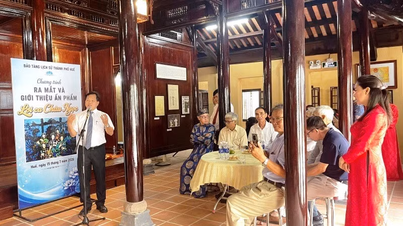 Bảo tàng Lịch sử thành phố Huế vừa phối hợp Câu lạc bộ Ca Huế Thính Phòng tổ chức buổi giới thiệu tập sách “Lời ca châu ngọc” do nhà thơ Võ Quê sưu tầm, biên soạn.