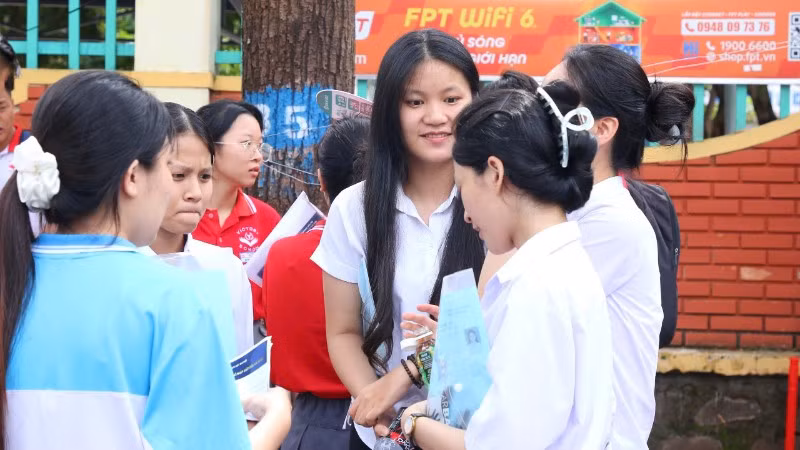 Các thí sinh tại điểm thi trung học phổ thông Buôn Ma Thuột sau buổi thi môn tự chọn và cũng là buổi cuối của kỳ thi.