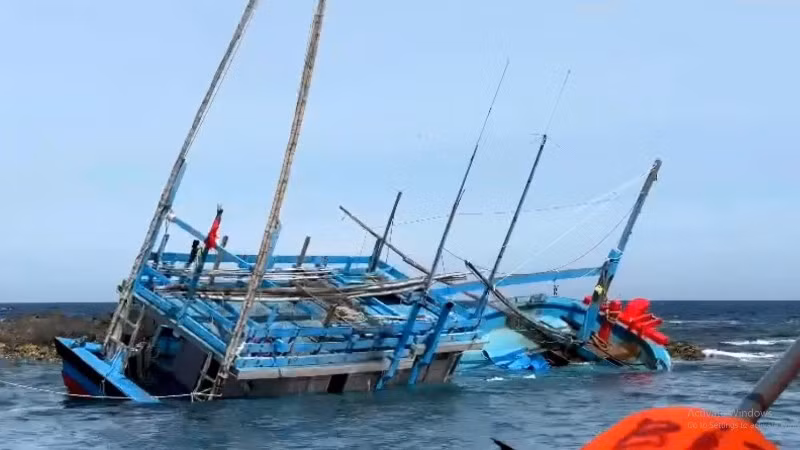 Tàu cá BĐ98470TS gặp nạn trên biển.