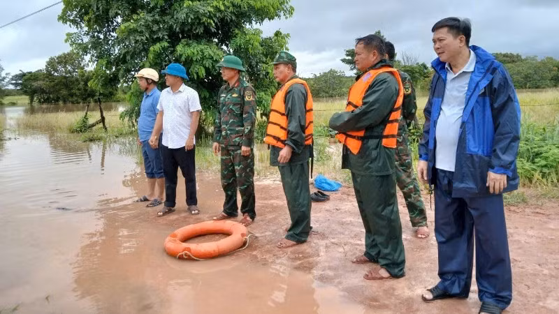 Lãnh đạo xã Ia Lốp cùng cán bộ, chiến sĩ Đồn Biên phòng Ea H’leo và các lực lượng đến vùng ngập lụt hỗ trợ người dân.