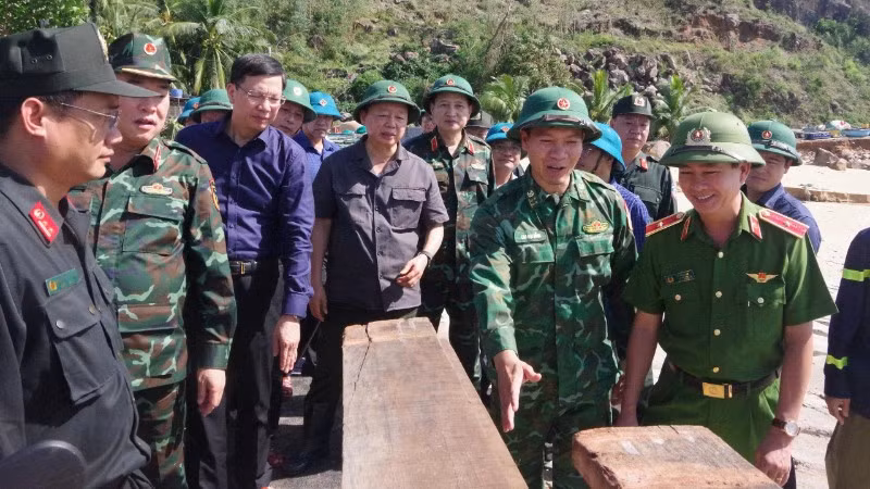 Phó Thủ tướng Chính phủ Trần Hồng Hà đã đến kiểm tra tình hình và chỉ đạo công tác khắc phục hậu quả sau bão số 13 tại thôn 2, xã Xuân Lộc, tỉnh Đắk Lắk.