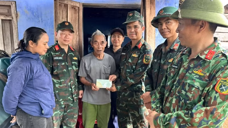 Ban Chỉ huy Đội K51 trao tặng số tiền 10 triệu đồng cho cụ Sô Hỗn.